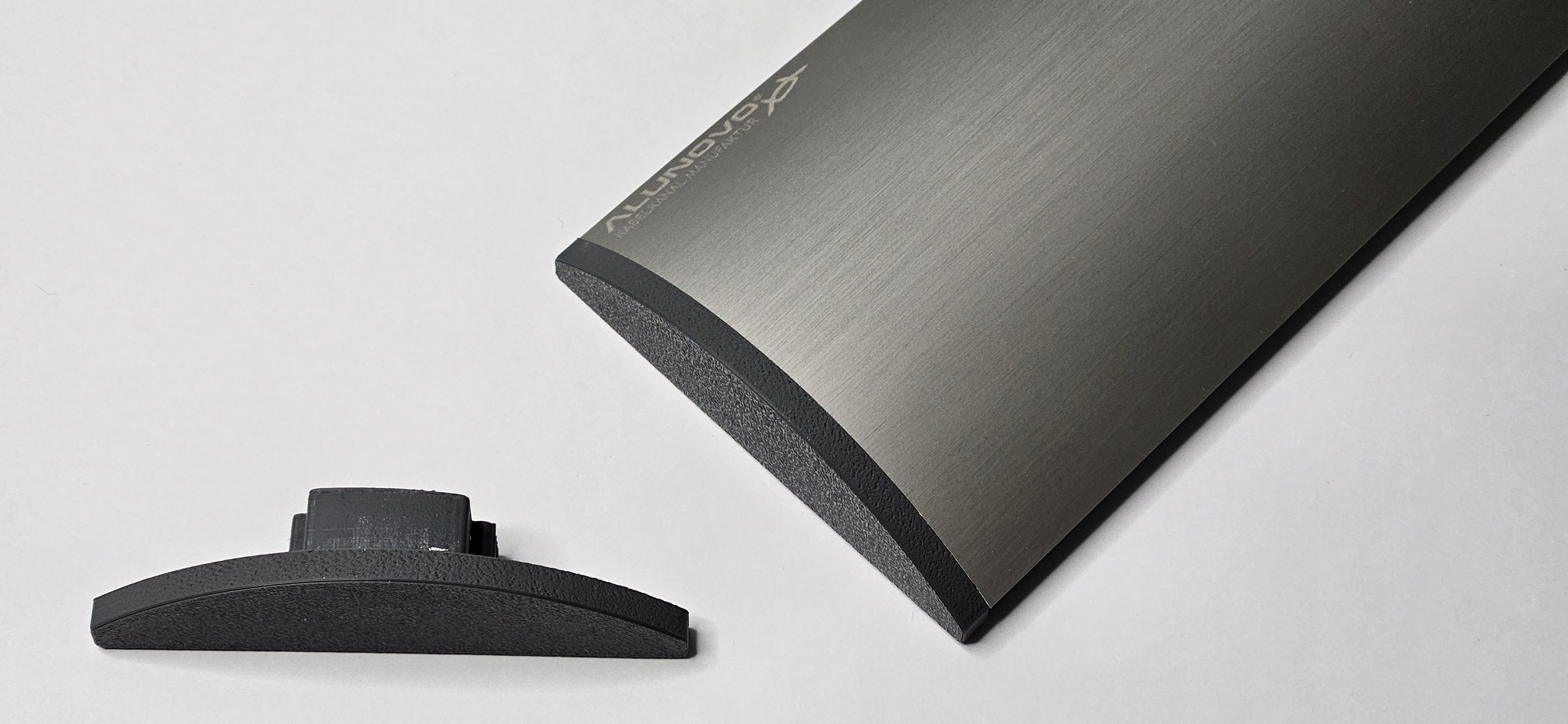 Jetzt die passende Endkappe in grau zum 80mm Kabelkanal von Alunovo bestellen Anwendungsbeispiel für die 80mm Endkappe in grau am Edelstahl eloxierten 80mm Kabelkanal