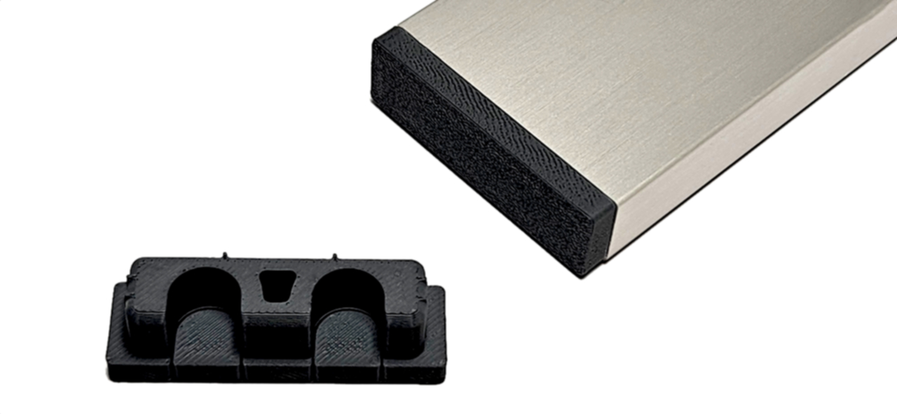 Jetzt die 50mm Endkappe für den flachen Kabelkanal von Alunovo in schwarz bestellen Anwendungsbeispiel für die Endkappe 50mm in schwarz passend zum flachen Kabelkanal
