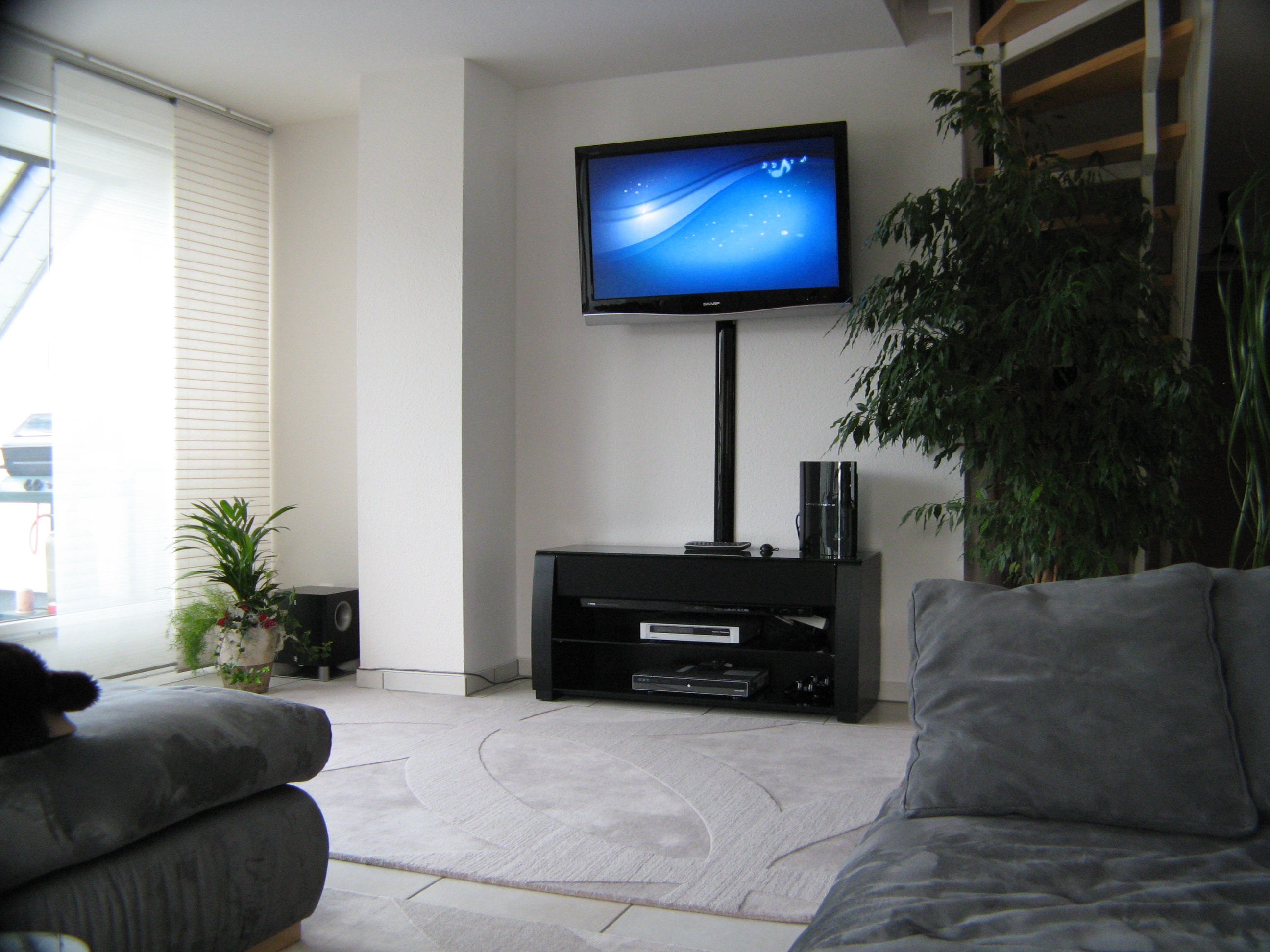 Anwendungsbeispiel des schwarz lackierten 80mm Kabelkanals im Wohnzimmer