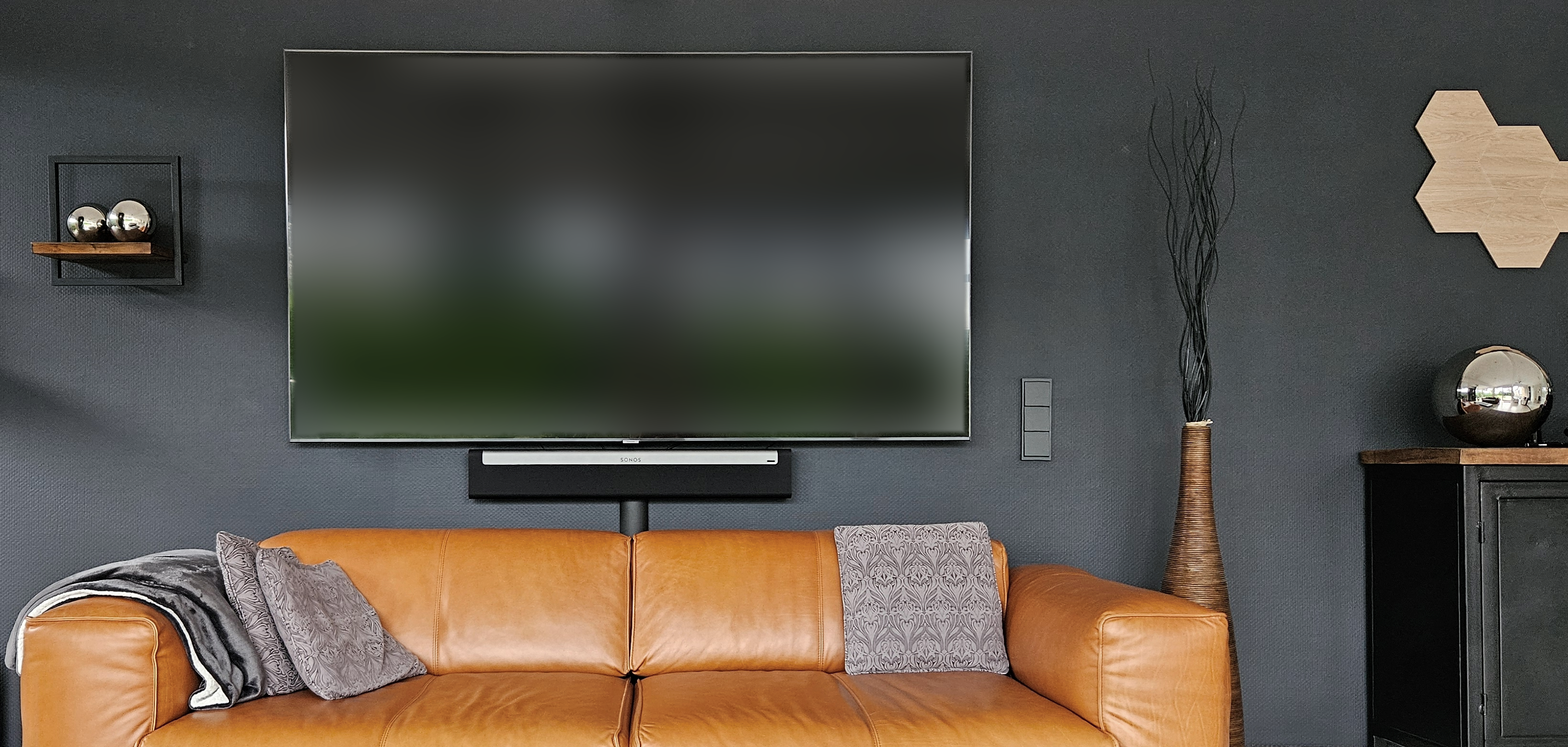 Jetzt den 80mm Kabelkanal für ein ästhetisches Wohnzimmer bei Alunovo bestellen Anwendungsbeispiel für elegantes Verstecken eines kurzen Kabelstücks am Fernseher